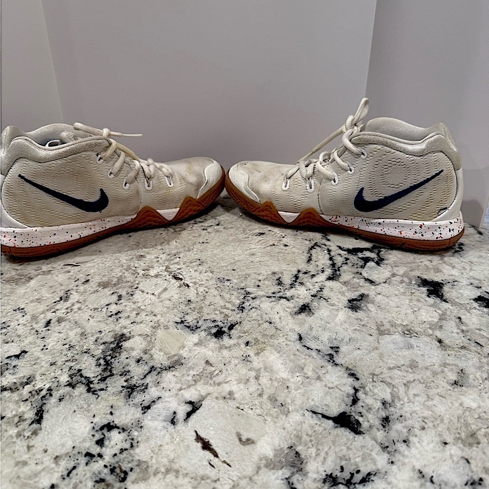 Nike Kids' Youth Kyrie 4 Basketball Shoes, Size: 3